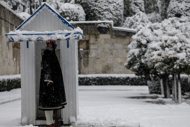 Ένας από τους Εύζωνες φυλά το μνημείο του Άγνωστου Στρατιώτη
