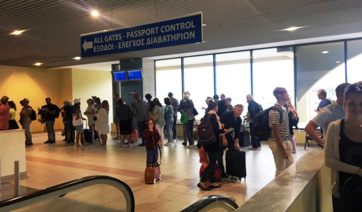 Εικόνες ντροπής στο αεροδρόμιο της Ρόδου