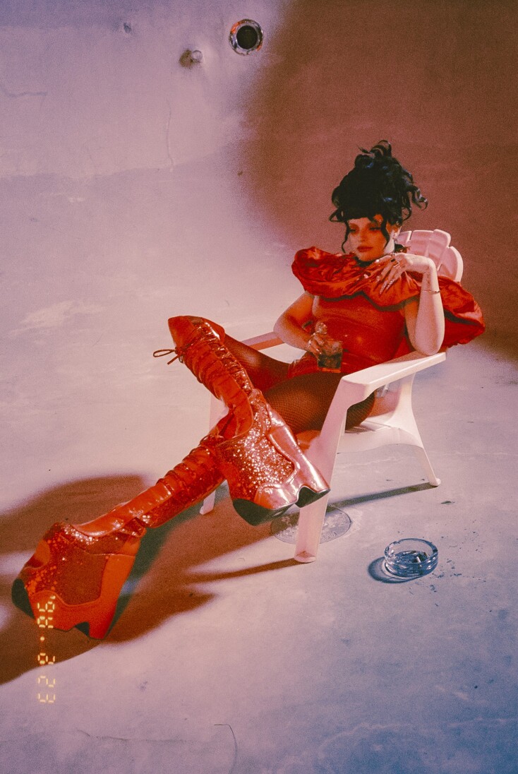 Η FAANGS σε στιγμιότυπο από το μουσικό βίντεο του τραγουδιού της, Relapse