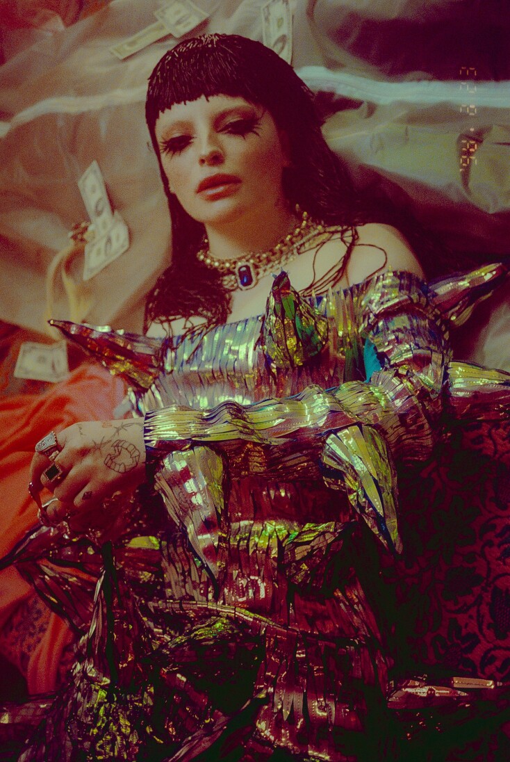 Η FAANGS σε στιγμιότυπο από το μουσικό βίντεο του τραγουδιού της, Relapse