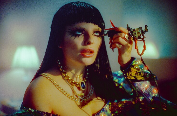 Η FAANGS σε στιγμιότυπο από το μουσικό βίντεο του τραγουδιού της, Relapse