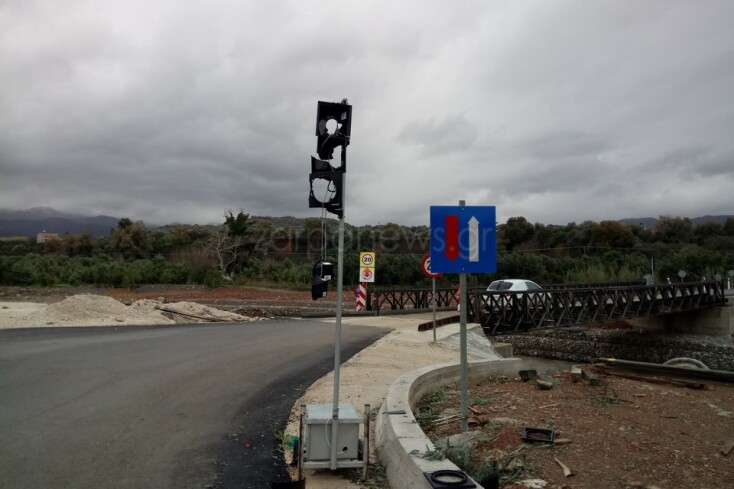 Χάνια: Άγνωστοι άνοιξαν πυρ και κατέστρεψαν φανάρι στη στρατιωτική γέφυρα