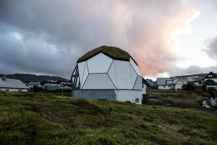 Ο φωτογράφος Ίστβαν Φεκέτε, γυρίζει τα γήπεδα όλου του πλανήτη.