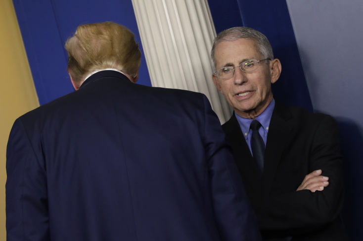 O Άντονι Φάουτσι με τον Ντόναλντ Τραμπ©EPA-Yuri Gripas / POOL