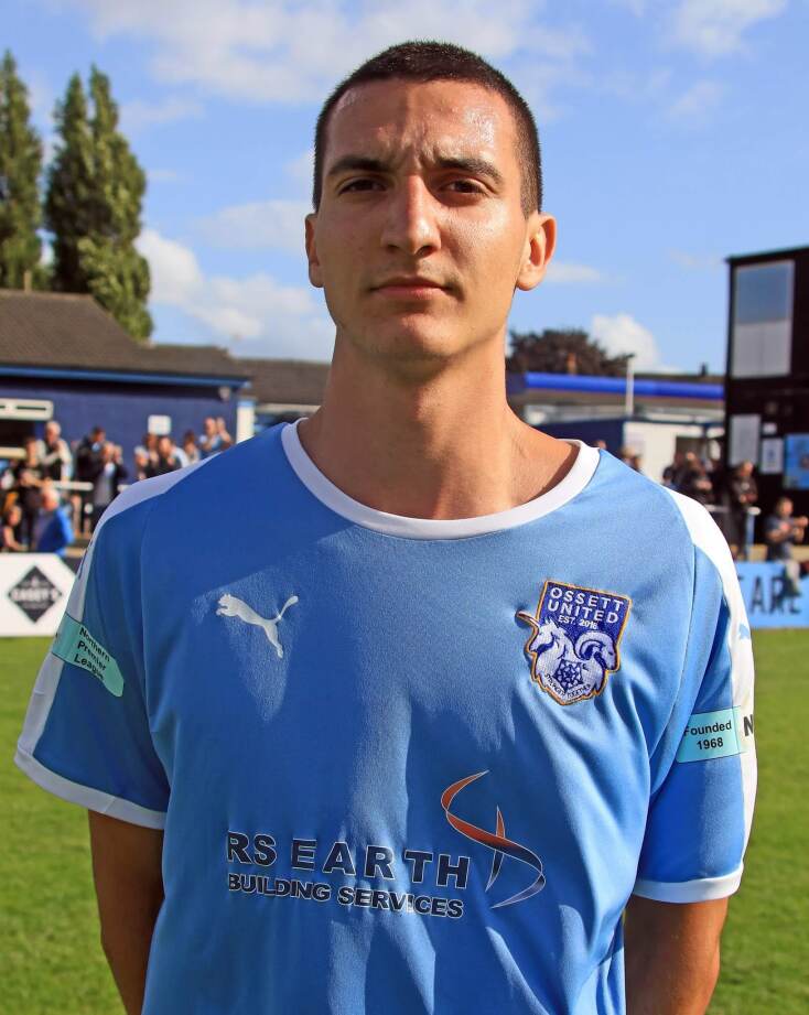 O Παναγιώτης Κατσαμάγκας με τη φανέλα της Ossett United