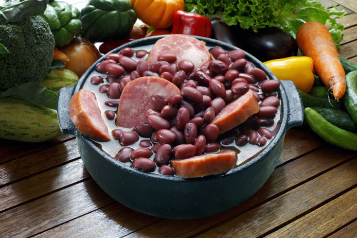 Feijoada (μαύρα φασόλια κατσαρόλας μαγειρεμένα με διάφορα είδη κρέατος και λουκάνικα)