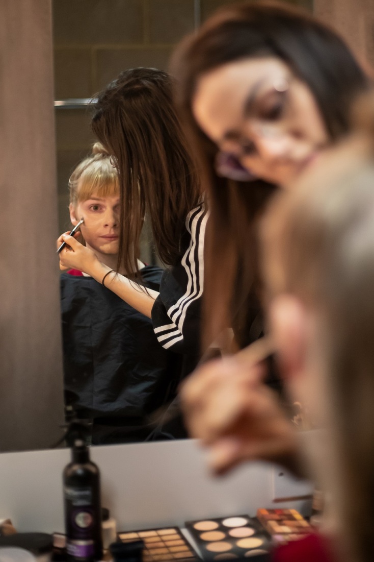 Γυναίκα που βάφει γυναίκα