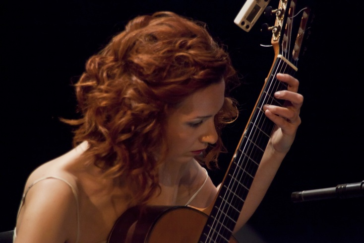 Γυναίκα που παίζει κιθάρα