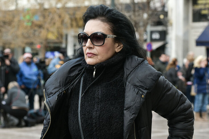 Η Ελένη Φιλίνη προσέρχεται στη Μητρόπολη Αθηνών για την κηδεία του Κώστα Βουτσά