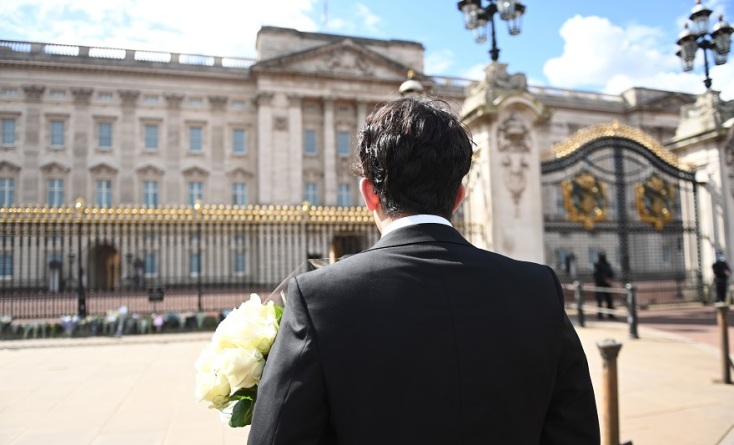 Πολίτες αφήνουν λουλούδια έξω από το παλάτι του Μπάκιγχαμ