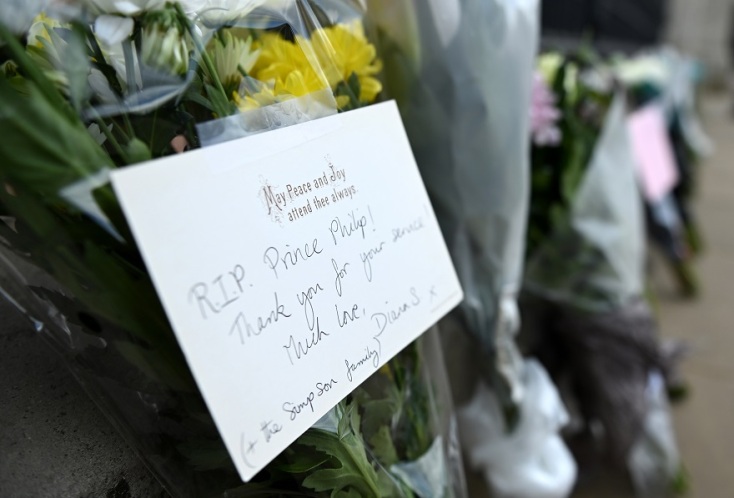 Πολίτες αφήνουν λουλούδια έξω από το παλάτι του Μπάκιγχαμ