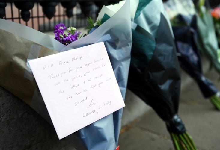 Πολίτες αφήνουν λουλούδια έξω από το παλάτι του Μπάκιγχαμ