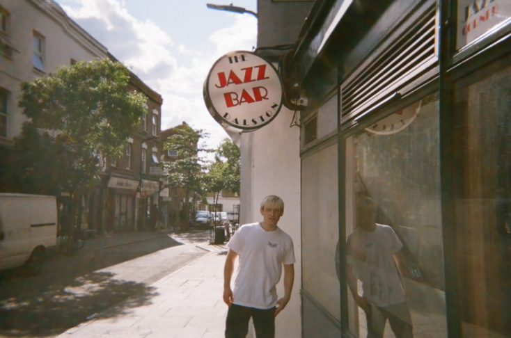 O Finlay έρχεται από το Γιορκσάιρ και συστήνεται με το πρώτο του μίνι άλμπουμ με τίτλο «Self &amp; The Others»