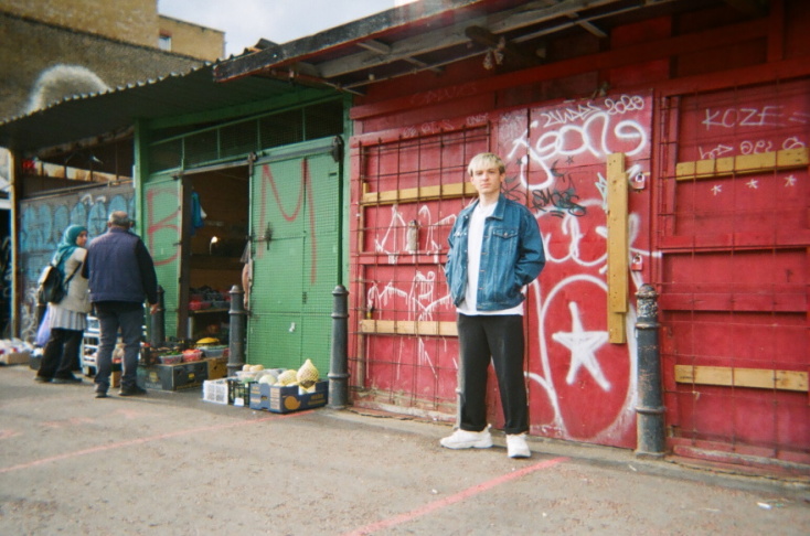 O Finlay έρχεται από το Γιορκσάιρ και συστήνεται με το πρώτο του μίνι άλμπουμ με τίτλο «Self &amp; The Others»