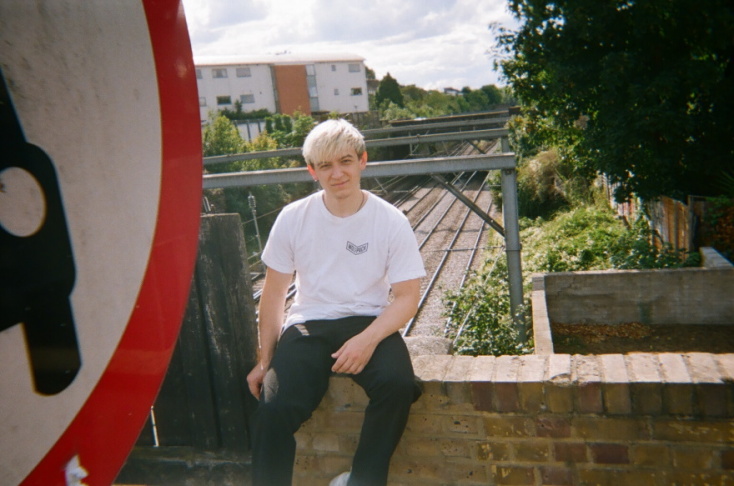 O Finlay έρχεται από το Γιορκσάιρ και συστήνεται με το πρώτο του μίνι άλμπουμ με τίτλο «Self &amp; The Others»