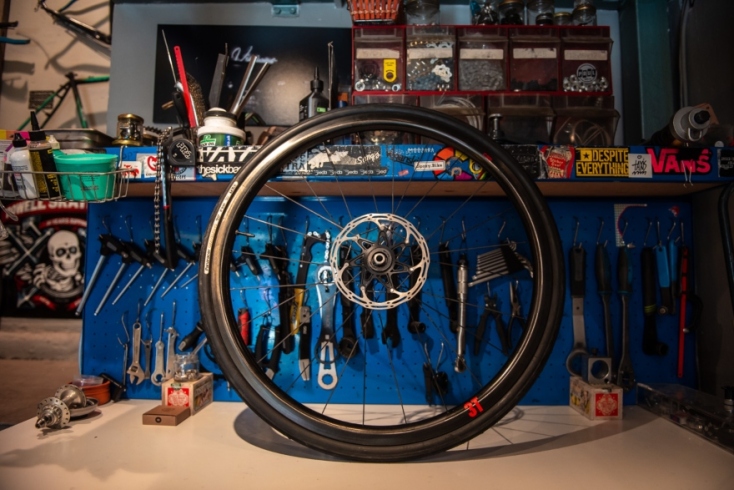 Στο εργαστήριο ποδηλάτων του Vicious Cycles Athens στην καρδιά της Αθήνας 