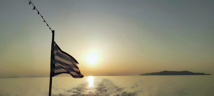 Η σημαία στην αφίσα της ταινίας «Μια μικρή Ελλάδα»