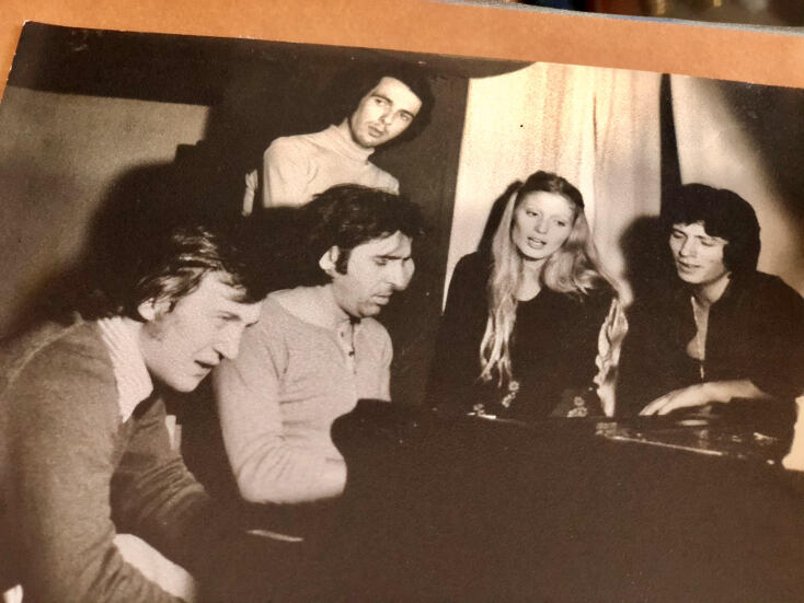 Από τα αριστερά προς τα δεξιά, Θωμάς Μπακαλάκος, Χρήστος Λεοντής, Βασίλης Μπάρνης, Ουρανία Μπασλή, σε πρόβα για το «Πολύτροπο»