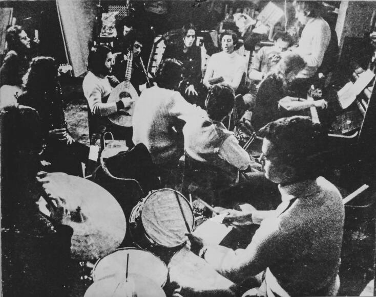 Στην μπουάτ «Αγρύπνια», από τα αριστερά προς τα δεξιά, Πέτρος Μπεράτης, Δημήτρης Ντελιφέος, Άγγελος Σφακιανάκης, Πάνος Γρηγοριάδης, Ελένη Μαντέλου, Καριοφύλλης Δοϊτσίδης, Γιώργης Μπαγιώκης, Κατερίνα Ξηρόγιαννη