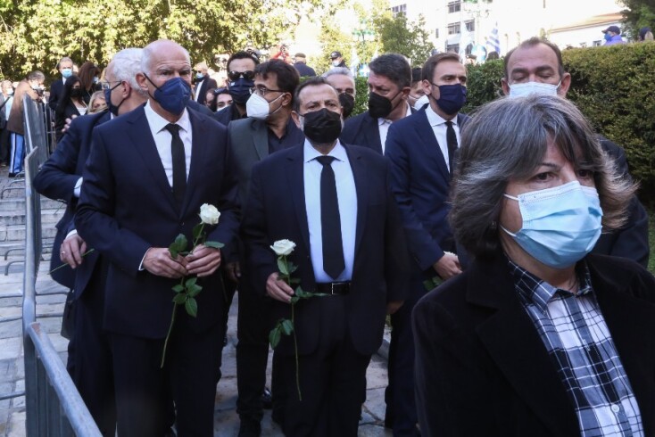 Πλήθος κόσμου στο λαϊκό προσκύνημα της σορού της Φώφης Γεννηματά