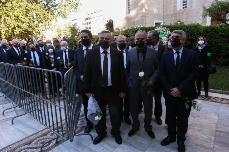 Πλήθος κόσμου στο λαϊκό προσκύνημα της σορού της Φώφης Γεννηματά