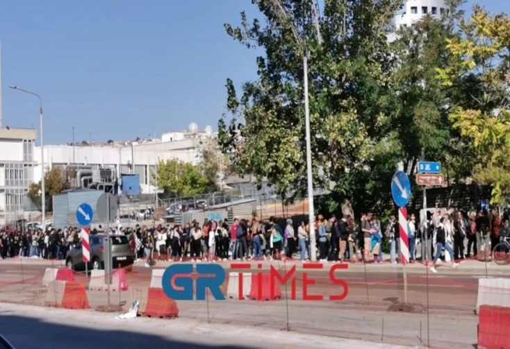 Φοιτητές σχηματίζουν ατελείωτες ουρές για μια μερίδα φαγητό στο ΑΠΘ 