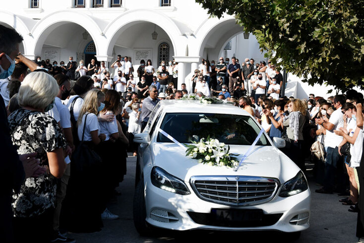 Κηδεία Γαρυφαλλιάς: Το αυτοκίνητο που μετέφερε το λευκό φέρετρο με τη σορό της κοπέλας - Η 26χρονη δολοφονήθηκε από τον σύντροφό της στη Φολέγανδρο