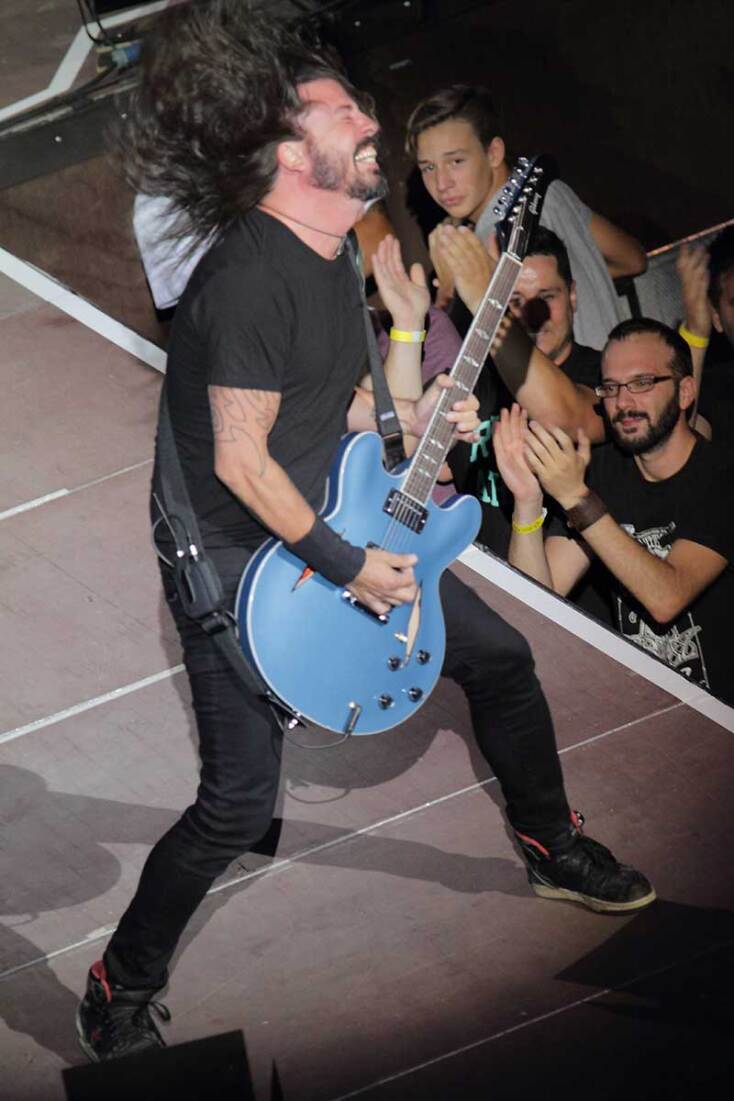 Στιγμιότυπο από συναυλία την συναυλία των Foo Fighers στο Ηρώδειο