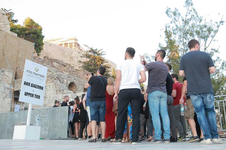 Στιγμιότυπο από συναυλία την συναυλία των Foo Fighers στο Ηρώδειο