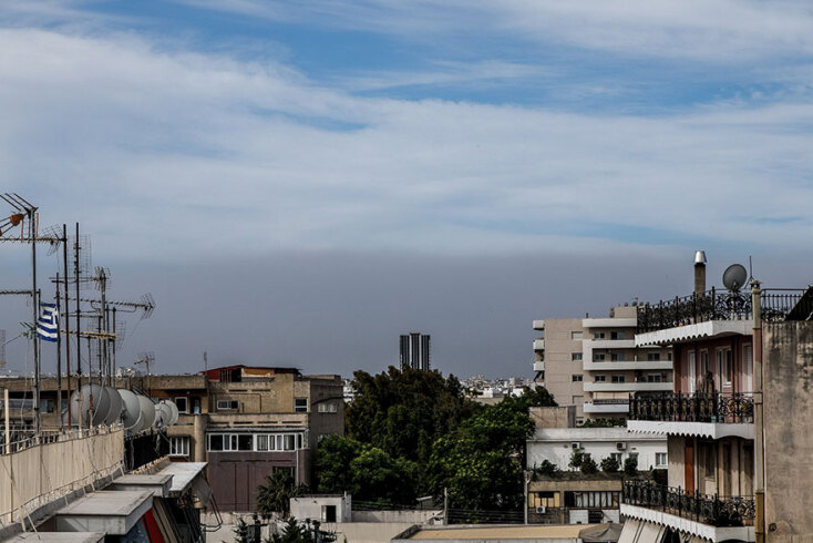 Αττική: «Μαύρισε» ο ορίζοντας, καθώς ο άνεμος έσπρωξε τον καπνό, ενώ συνεχίζει να καίει η φωτιά στην Κορινθία
