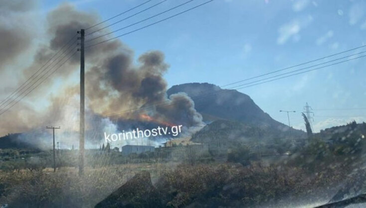 Πήρε φωτιά η πλαγιά στην Αρχαία Κόρινθο, με τη φωτιά να καίει δέντρα, πουρνάρια και ελιές