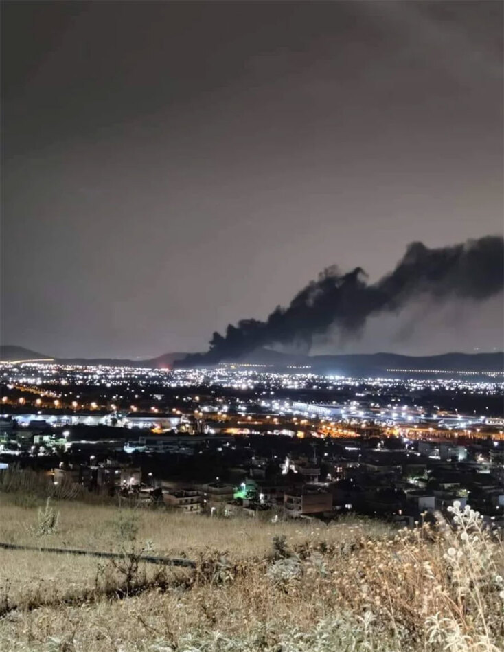 Πυκνός μαύρος καπνός από τη φωτιά στον Ασπρόπυργο