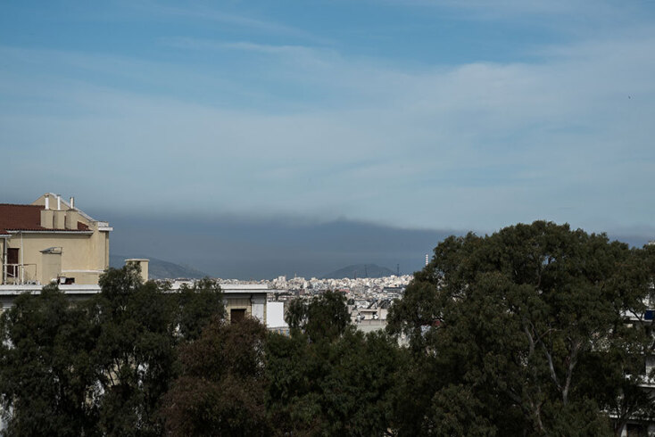 Καπνός και στάχτες έφθασαν στην Αττική από τη μεγάλη φωτιά στον Σχίνο Κορινθίας