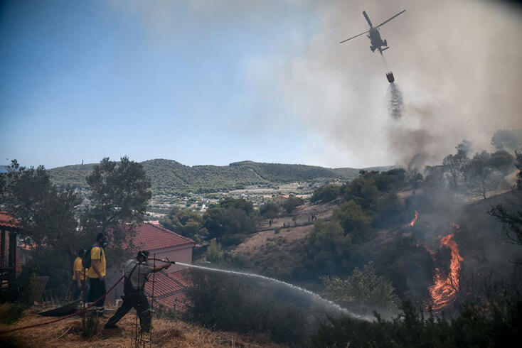 Κερατέα: Ελικόπτερο συνδράμει πυροσβέστες και εθελοντές στη φωτιά