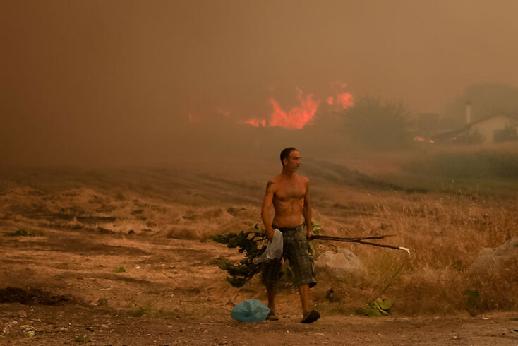 Η φωτιά στην Εύβοια μαίνεται ανεξέλεγκτη