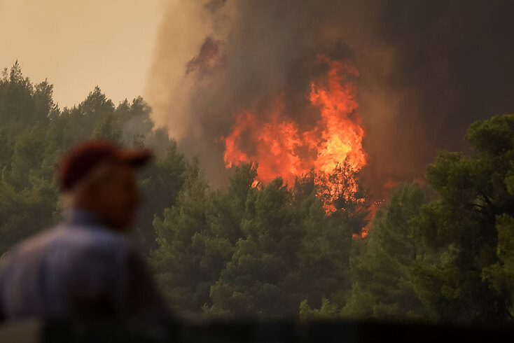 Σε απόγνωση οι κάτοικοι σε χωριά στην Εύβοια, καθώς η φωτιά συνεχίζει να καίει