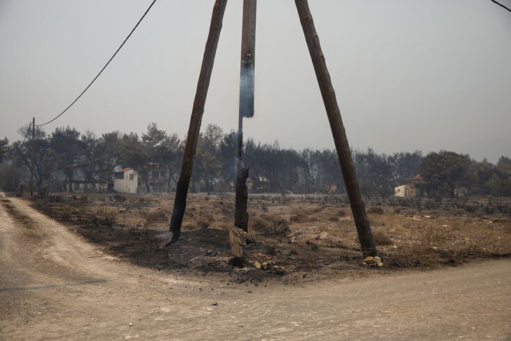 Κολόνα της ΔΕΗ μετά το πέρασμα της καταστροφικής φωτιάς στην Εύβοια