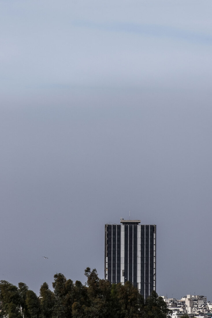 Ορατός στην Αττική ο πυκνός καπνός από τη φωτιά στον Σχίνο Κορινθίας
