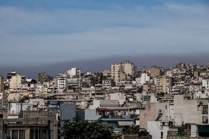 Καπνός από τη φωτιά στην Κορινθία σε νότια και δυτικά προάστια στην Αττική