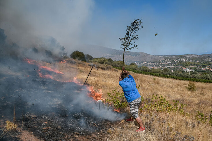 Εθελοντής με κλαδί «χτυπά» τη φωτιά στην Κερατέα