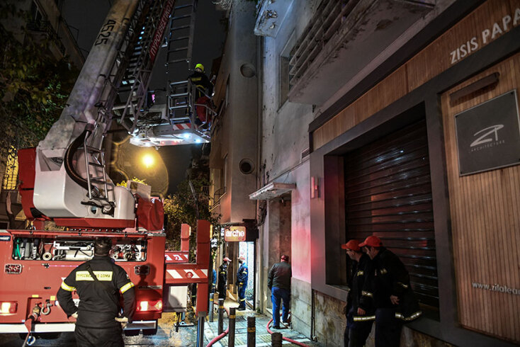 Πυροσβέστες στο Κολωνάκι για τη φωτιά σε διαμέρισμα