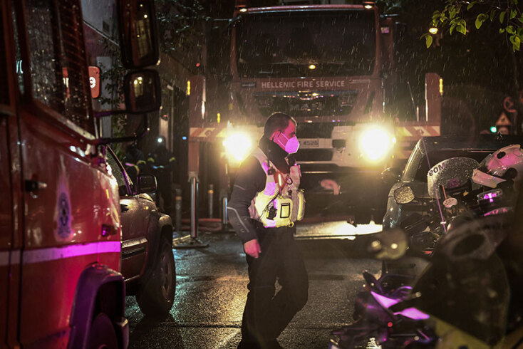 Η φωτιά στο Κολωνάκι προκάλεσε μεγάλη κινητοποίηση της Πυροσβεστικής