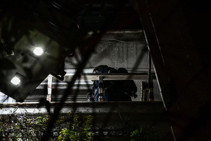 Φωτιά σε διαμέρισμα στο Κολωνάκι - Πυροσβέστης στο μπαλκόνι