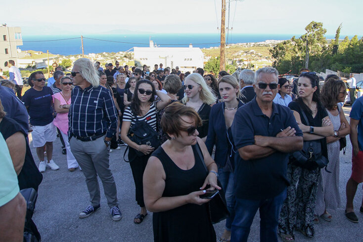 Φωτιά στο Μάτι: Δικαίωση για τους 102 νεκρούς ζήτησαν συγγενείς και φίλοι στο μνημόσυνο, δύο χρόνια μετά την ανείπωτη τραγωδία