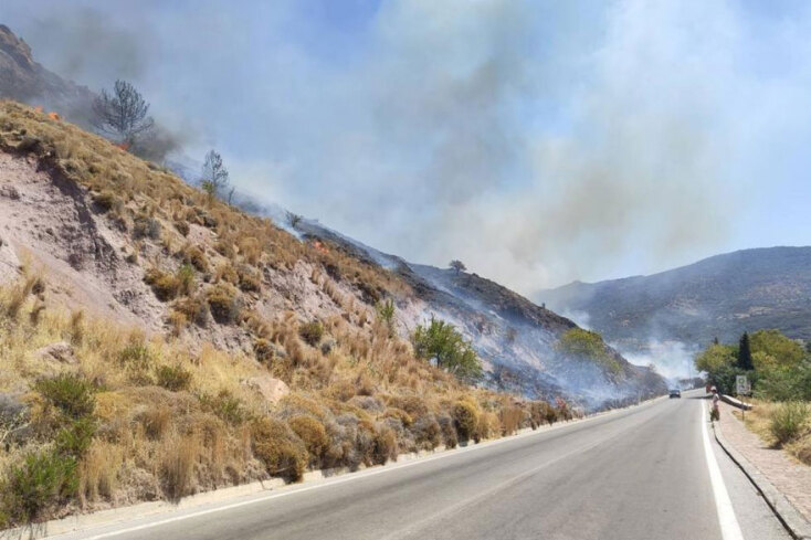 Οριοθετημένη αλλά με μεγάλη περίμετρο η φωτιά στη Μυτιλήνη, μεταξύ Πέτρας και Μολύβου