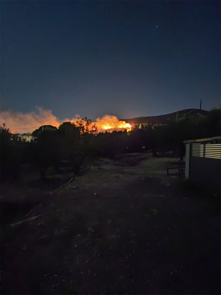 Οι φλόγες στη Νέα Μάκρη προσεγγίζουν σπίτια