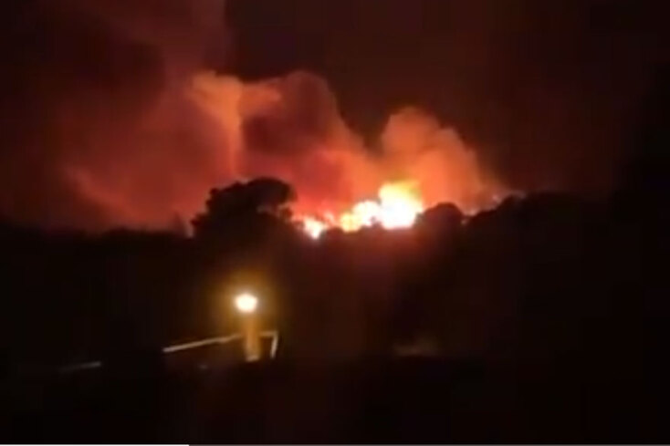 Παραδομένη στις φλόγες η πλαγιά στη Νέα Μάκρη, καθώς μαίνεται η φωτιά