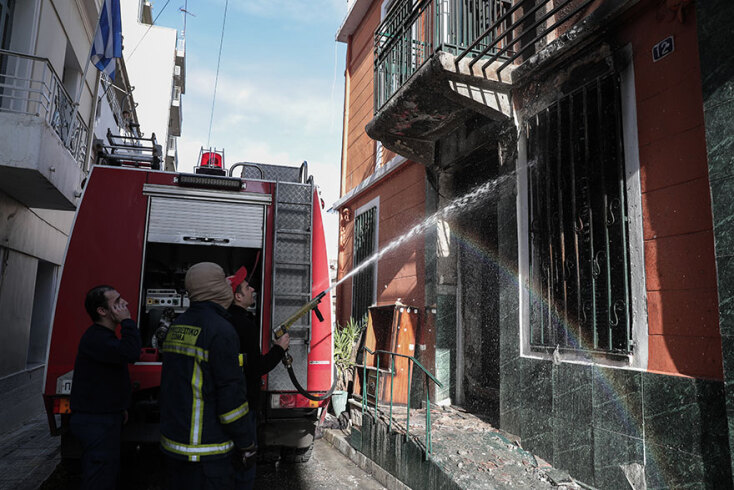 Πυροσβεστικό όχημα έξω από το σπίτι στο Μεταξουργείο όπου εκδηλώθηκε πυρκαγιά