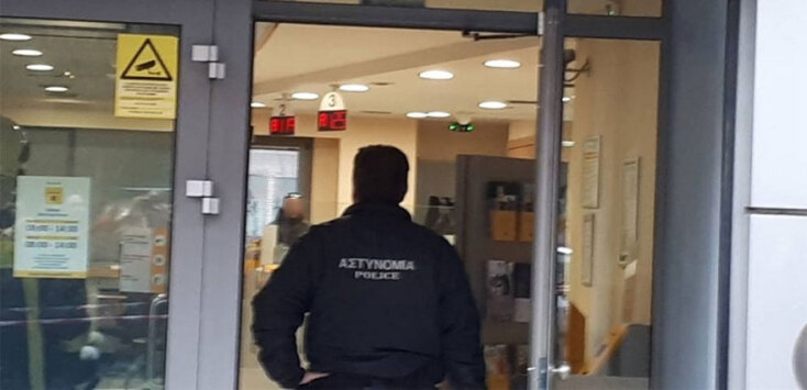 O άνδρας που απειλεί να αυτοπυρποληθεί σε τράπεζα