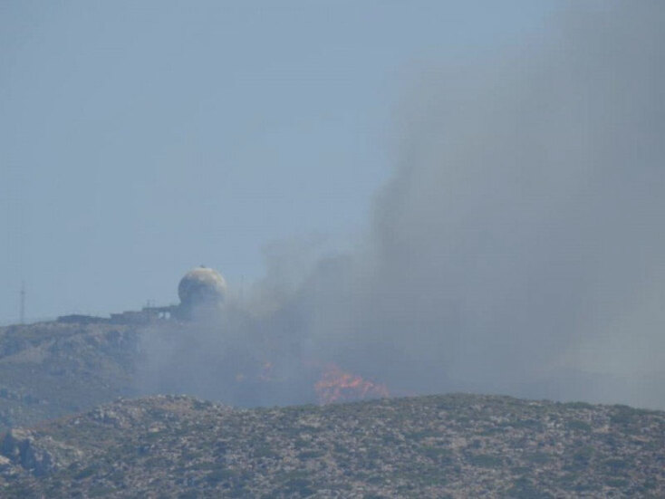 Μεγάλη φωτιά στα Χανιά, στην περιοχή Μουστάκο: Οι φλόγες δίπλα από στρατιωτική εγκατάσταση με ραντάρ της Πολεμικής Αεροπορίας